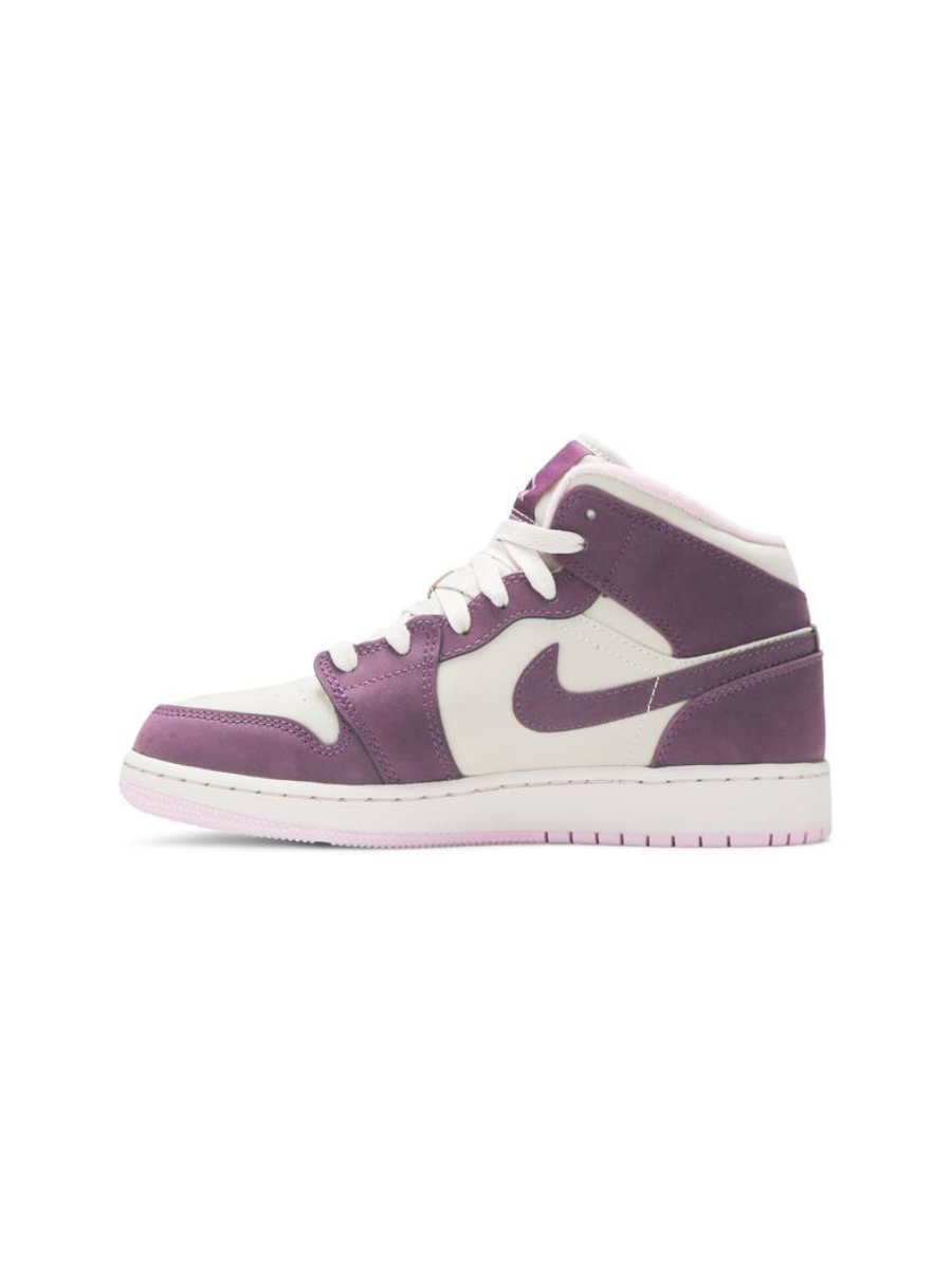 Кроссовки женские баскетбольные Nike Air Jordan 1 Retro Mid GS Pro Purple Картинка Кроссовки женские баскетбольные Nike Air Jordan 1 Retro Mid GS Pro Purple