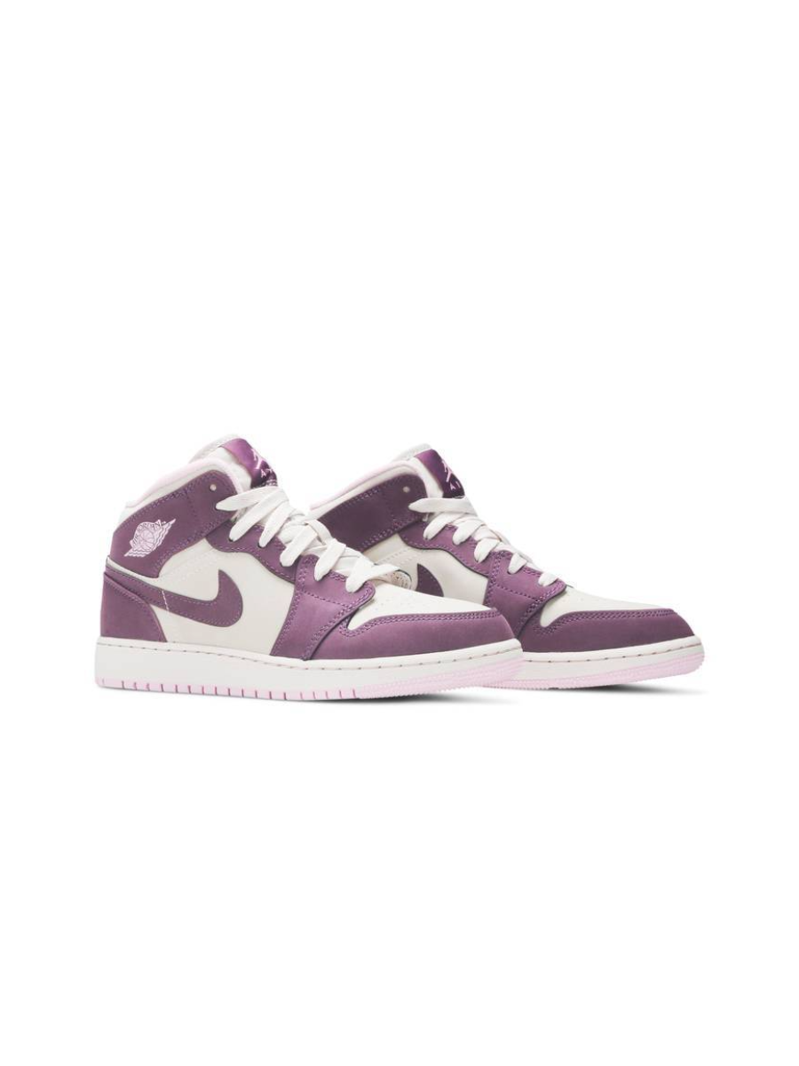 Кроссовки женские баскетбольные Nike Air Jordan 1 Retro Mid GS Pro Purple Картинка Кроссовки женские баскетбольные Nike Air Jordan 1 Retro Mid GS Pro Purple